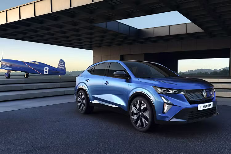 Về cơ bản, mẫu xe SUV Renault Rafale là được thiết kế gầm cao với phong cách coupe, thể hiện ở mui xe vuốt xuôi dần về phía đuôi. Xe có kích thước thuộc phân khúc hạng D, với chiều dài 4,71 mét, rộng 1,86 mét, cao 1,61 mét và chiều dài cơ sở đạt 2,74 mét.