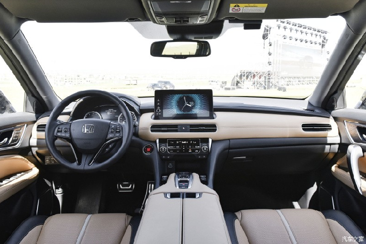 Về nội thất, Honda UR-V 2023 có bảng điều khiển trung tâm đã được thiết kế lại, màn hình điều khiển trung tâm được di chuyển lên trên, sử dụng ngôn ngữ thiết kế hiện tại của gia đình Honda, thậm chí cả các hình khối xung quanh cửa gió điều hòa và ghi đông khác biệt. 