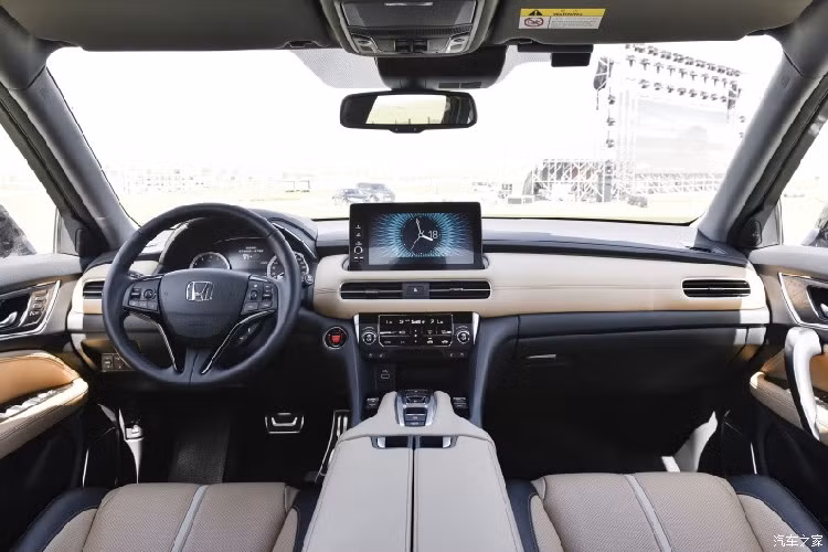 Về nội thất, Honda UR-V 2023 có bảng điều khiển trung tâm đã được thiết kế lại, màn hình điều khiển trung tâm được di chuyển lên trên, sử dụng ngôn ngữ thiết kế hiện tại của gia đình Honda, thậm chí cả các hình khối xung quanh cửa gió điều hòa và ghi đông khác biệt. 