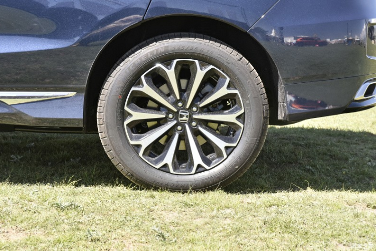 Ở đuôi xe, Honda UR-V mới được trang bị cụm đèn hậu dạng xuyên suốt, logo thương hiệu được khảm ở chính giữa. Ngoài ra, Honda UR-V 2023 cũng sẽ được trang bị mâm xe to hơn trước với kích thước 19 inch.