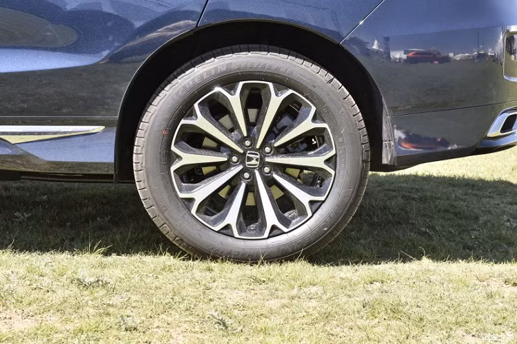 Ở đuôi xe, Honda UR-V mới được trang bị cụm đèn hậu dạng xuyên suốt, logo thương hiệu được khảm ở chính giữa. Ngoài ra, Honda UR-V 2023 cũng sẽ được trang bị mâm xe to hơn trước với kích thước 19 inch.