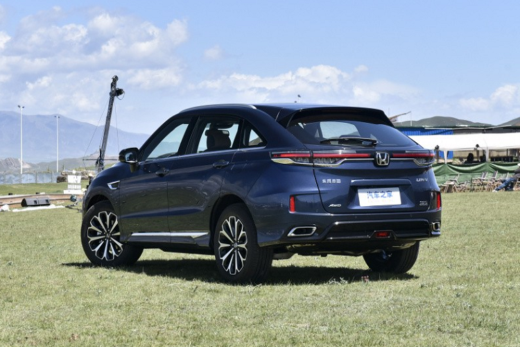 Ngoại hình của mẫu xe SUV Honda UR-V 2023 mới ra mắt ở Trung Quốc, không có nhiều thay đổi, về cơ bản vẫn giữ nguyên đường nét ban đầu. Xe có kích thước chiều dài x rộng x cao lần lượt là 4.856 x 1.942 x 1.670 (mm) và chiều dài cơ sở là 2.820 mm, kích thước này tương đương với nhiều mẫu SUV hạng D.