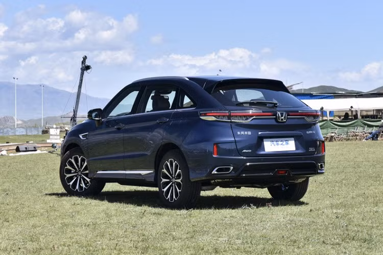 Ngoại hình của mẫu xe SUV Honda UR-V 2023 mới ra mắt ở Trung Quốc, không có nhiều thay đổi, về cơ bản vẫn giữ nguyên đường nét ban đầu. Xe có kích thước chiều dài x rộng x cao lần lượt là 4.856 x 1.942 x 1.670 (mm) và chiều dài cơ sở là 2.820 mm, kích thước này tương đương với nhiều mẫu SUV hạng D.