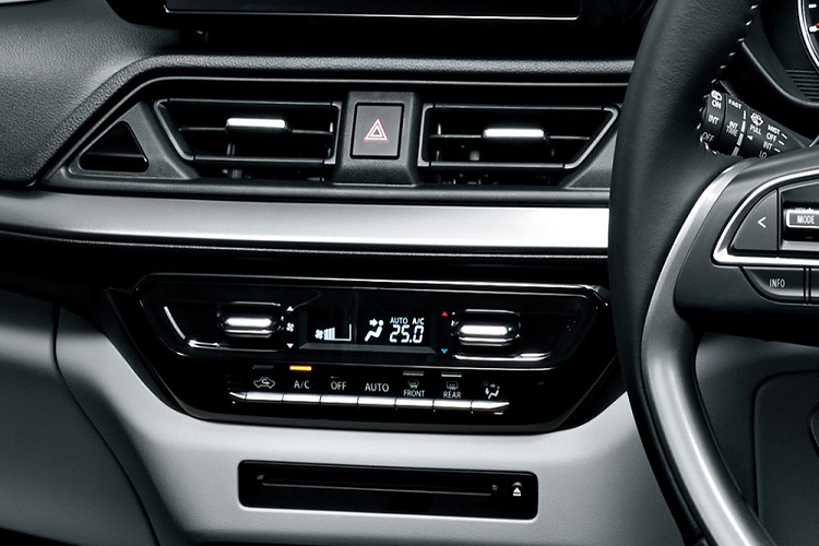 Phía sau vô lăng là bảng đồng hồ analog với màn hình đa thông tin 4,2 inch. Có vẻ như mẫu xe này sẽ có cả phanh tay điện tử và tính năng tự động giữ phanh tạm thời. Có một điều đặc biệt là Suzuki Swift 2024 vẫn có đầu đĩa CD và DVD dù trang bị này hiện đã bị coi là lỗi thời.