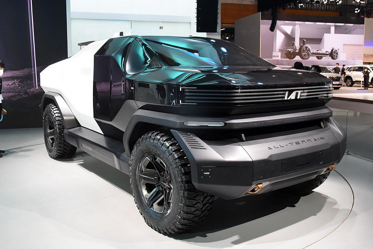 Một số chi tiết kỹ thuật về T-Mad không được tiết lộ nhưng mẫu sản xuất dự kiến sẽ có phạm vi hoạt động khoảng 497 miles, tương đương 800 km và quan trọng hơn, khách hàng có thể nâng cấp quãng đường xe di chuyển sau 1 lần sạc đầy pin lên đến 621 miles, tương đương 1.000 km khi chọn bản có bộ pin lớn.