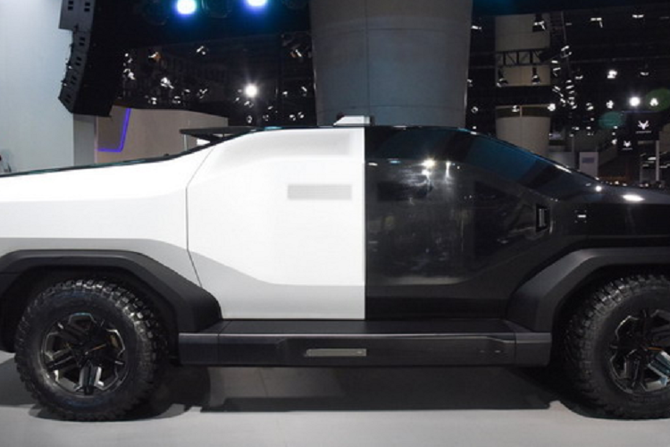 Ở đây là bản 4 chỗ ngồi với khoang lái chỉ duy nhất một ghế, được đặt chính giữa, hàng ghế thứ 2 có 2 ghế và hàng thứ 3 chỉ có 1 ghế dài, khá lớn, trên tựa đầu mỗi ghế là màn hình cảm ứng, ghế ngồi có thể trượt lên xuống hay xoay 360 độ.