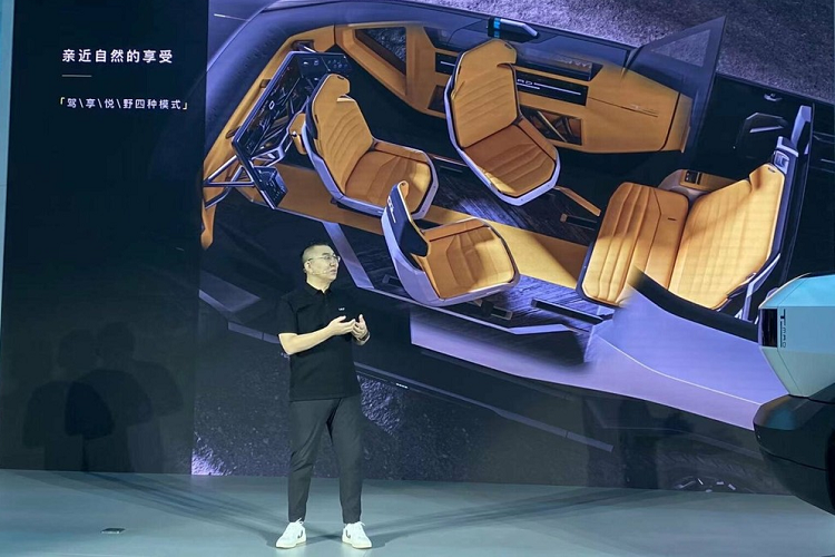 Tiếp đến, giống như Cybertruck của Tesla, T-Mad 2024 của IAT là một chiếc xe bốn cửa nhưng nó có cửa tự sát phía sau mở ra để lộ một cabin có thể được cấu hình theo nhiều cách khác nhau