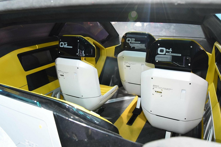 Bên sườn xe có mâm xe kích thước lên tới 20 inch, và đằng sau là cản va sau nhô ra cùng đèn LED ở trên ẩn vào trong. Điểm thú vị tiếp theo là IAT Automobile Technology, một startup mới đến từ Trung Quốc đã sơn cho chiếc xe điện T-Mad của mình 2 màu là trắng nửa thân sau và nửa thân trước được hoàn thiện với màu đen bóng, tạo nên sự cá tính cho ngoại hình.