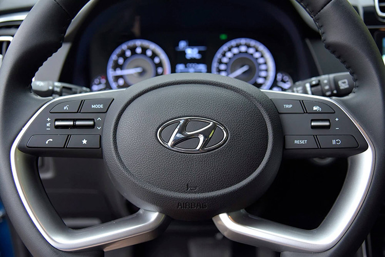 Các trang bị đáng chú ý bao gồm; cụm đồng hồ Full Digital 10,25 inch, màn hình trung tâm giải trí 10,25 inch, kết nối Apple CarPlay/Android Auto, hệ thống âm thanh Bose 8 loa, phanh tay điện tử tích hợp tính năng Auto Hold…