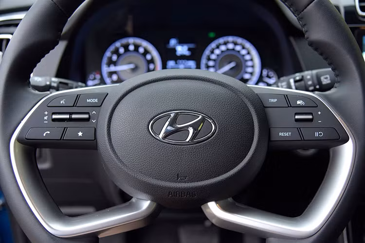 Các trang bị đáng chú ý bao gồm; cụm đồng hồ Full Digital 10,25 inch, màn hình trung tâm giải trí 10,25 inch, kết nối Apple CarPlay/Android Auto, hệ thống âm thanh Bose 8 loa, phanh tay điện tử tích hợp tính năng Auto Hold…