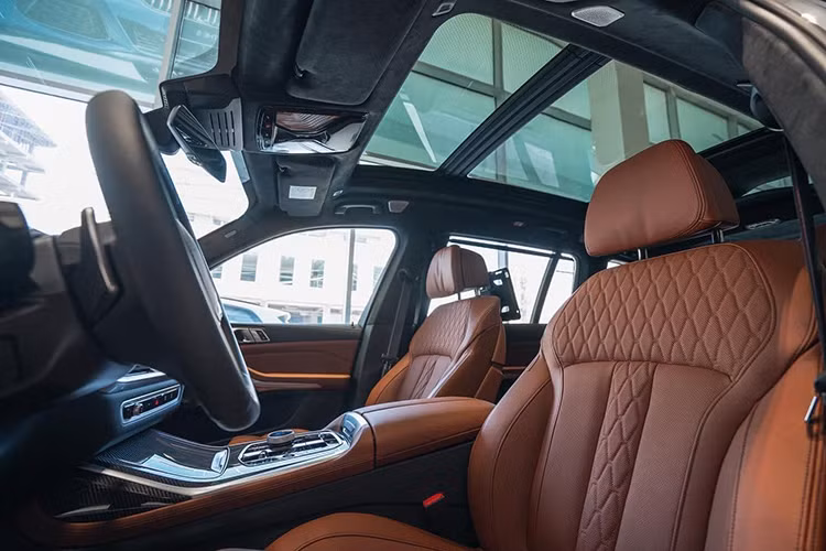 Cả 2 phiên bản M Sport và Pure Excellence đều được trang bị động cơ I6 3.0L nhưng được nâng cấp cho công suất lớn hơn, với 375 mã lực (tăng 40 mã lực) và mô-men xoắn 519 Nm (tăng 71 Nm).