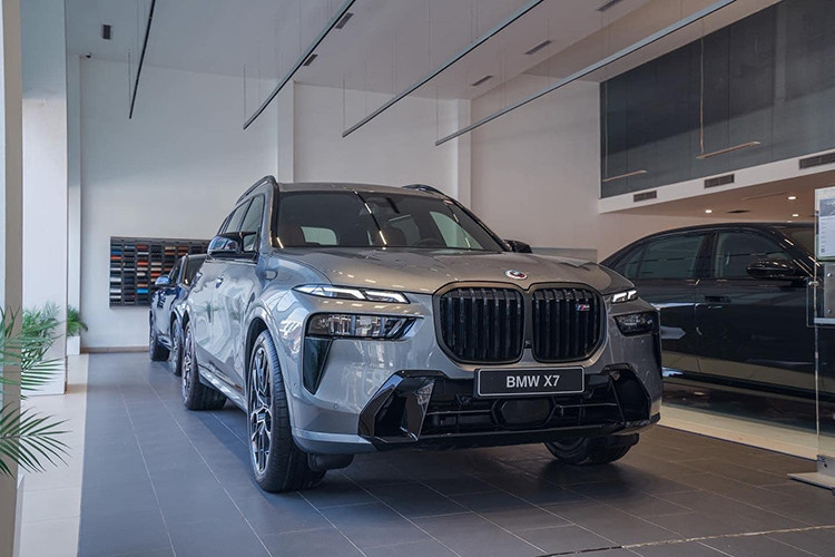 Tại Việt Nam, BMW X7 cạnh tranh với Mercedes-Benz GLS và Lexus LX 600. Giá khởi điểm của X7 cao hơn cả tỷ đồng so với GLS (5,249 tỷ đồng) nhưng vẫn rẻ hơn nhiều nếu so với LX 600 (từ 8,5 tỷ đồng).