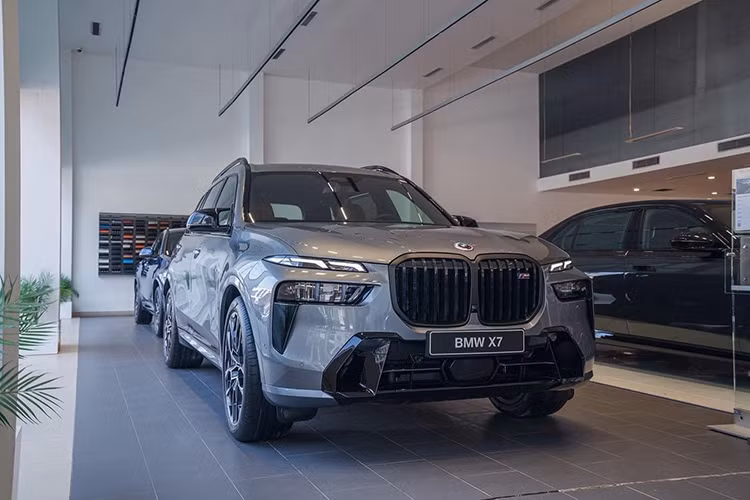 Tại Việt Nam, BMW X7 cạnh tranh với Mercedes-Benz GLS và Lexus LX 600. Giá khởi điểm của X7 cao hơn cả tỷ đồng so với GLS (5,249 tỷ đồng) nhưng vẫn rẻ hơn nhiều nếu so với LX 600 (từ 8,5 tỷ đồng).