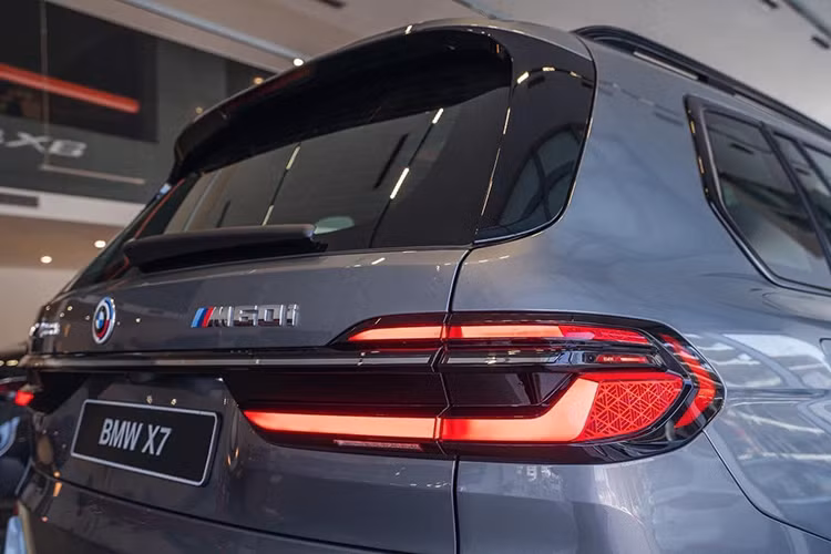 Hai bản M Sport và Pure Excellence có sự khác biệt ở ngoại hình. Bản M Sport có hốc gió lớn hơn cùng lưới tản nhiệt sơn đen. Trong khi đó, bản Pure Excellence dùng lưới tản nhiệt viền bạc.