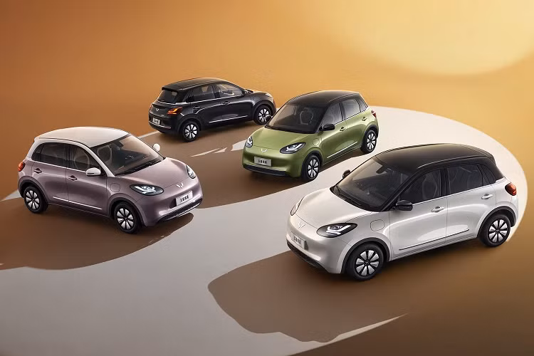 Vận tốc tối đa đạt 100 km/h. Các mẫu Wuling Bingo EV có pin LFP 17,3 kWh hoặc 31,9 kWh, cung cấp phạm vi hành trình hoàn toàn bằng điện CLTC lần lượt là 203 km và 333 km. Xe cũng hỗ trợ sạc nhanh.