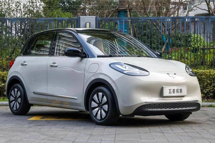 Khác với nội thất của Hongguang Mini EV ra mắt tại Việt Nam có trang bị khá nghèo nàn, Wuling Bingo được trang bị nhiều màn hình, bao gồm bảng điều khiển 7 inch và thông tin giải trí 10,25 inch.
