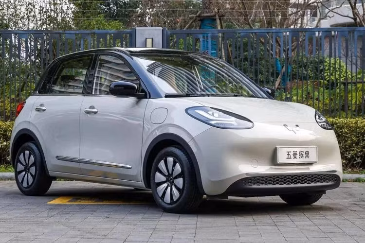 Khác với nội thất của Hongguang Mini EV ra mắt tại Việt Nam có trang bị khá nghèo nàn, Wuling Bingo được trang bị nhiều màn hình, bao gồm bảng điều khiển 7 inch và thông tin giải trí 10,25 inch.