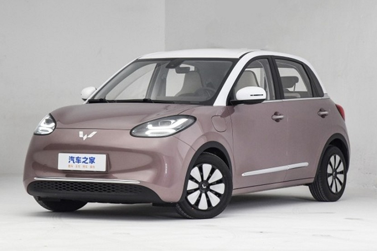 Vào ngày 29/6 vừa qua, chiếc xe điện từng bán chạy nhất thế giới, Hongguang Mini EV Wuling giá rẻ đã chính thức ra mắt tại Việt Nam. Chiếc xe đã nhanh chóng nhận được sự quan tâm của gười tiêu dùng, nhưng với giá từ 239 triệu đồng nhưng dự đoán c rất khó làm nên "cơm cháo" gì so với mơ ước của nhà phân phối.
