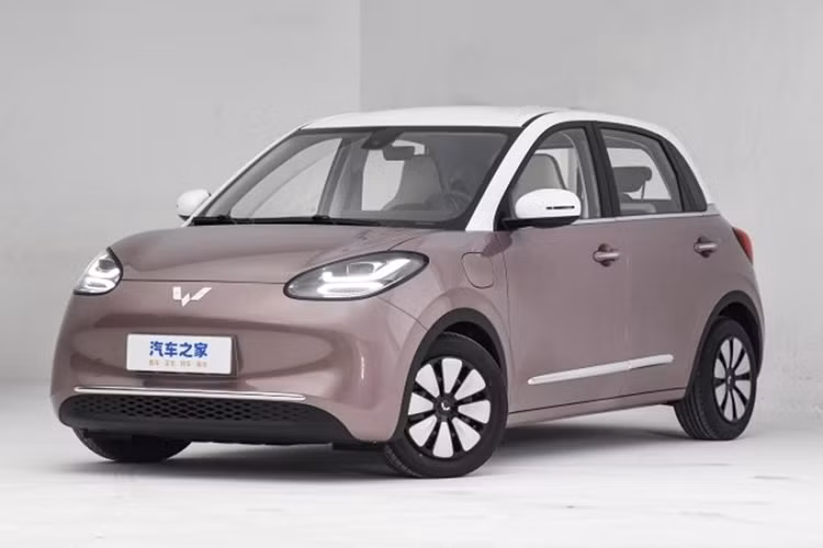 Vào ngày 29/6 vừa qua, chiếc xe điện từng bán chạy nhất thế giới, Hongguang Mini EV Wuling giá rẻ đã chính thức ra mắt tại Việt Nam. Chiếc xe đã nhanh chóng nhận được sự quan tâm của gười tiêu dùng, nhưng với giá từ 239 triệu đồng nhưng dự đoán c rất khó làm nên "cơm cháo" gì so với mơ ước của nhà phân phối.