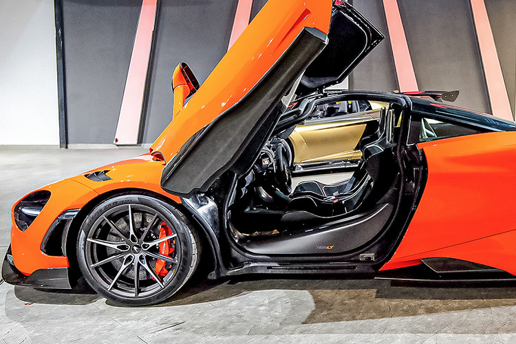 McLaren 765LT Spider chính là phiên bản giới hạn sản xuất của dòng xe mui trần McLaren 720S Spider rất được các đại gia Việt yêu thích khi đã nhập về nước gần 12 chiếc. Mức giá xe McLaren 765LT Spider tại Việt Nam khoảng hơn 36 tỷ đồng.