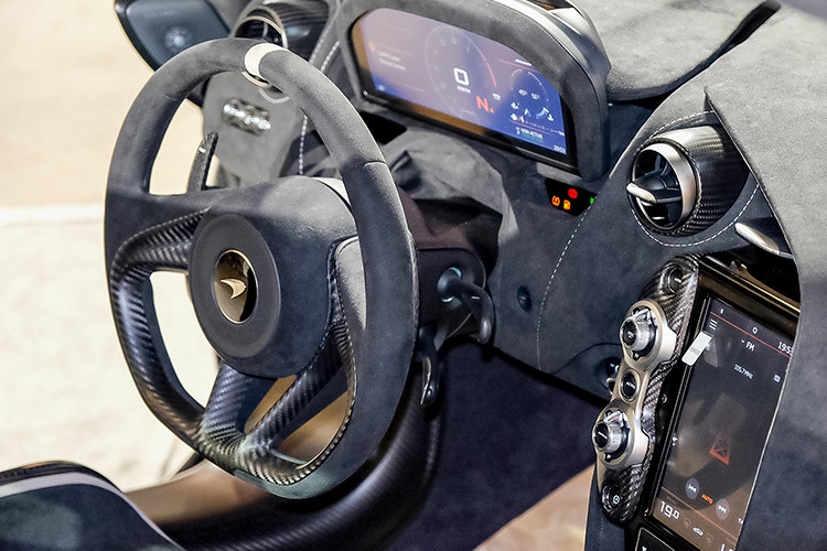 Trên chìa khóa xe McLaren 765LT Spider cũng sẽ được tích hợp thêm nút đóng hoặc mở mui, rất tiện lợi để khách hàng có thể trải nghiệm, ngay cả khi lăn bánh, chủ nhân của chiếc siêu xe mui trần McLaren 765LT Spider tại Việt Nam cũng có thể mở mui nhưng tốc độ phải dưới 50 km/h.