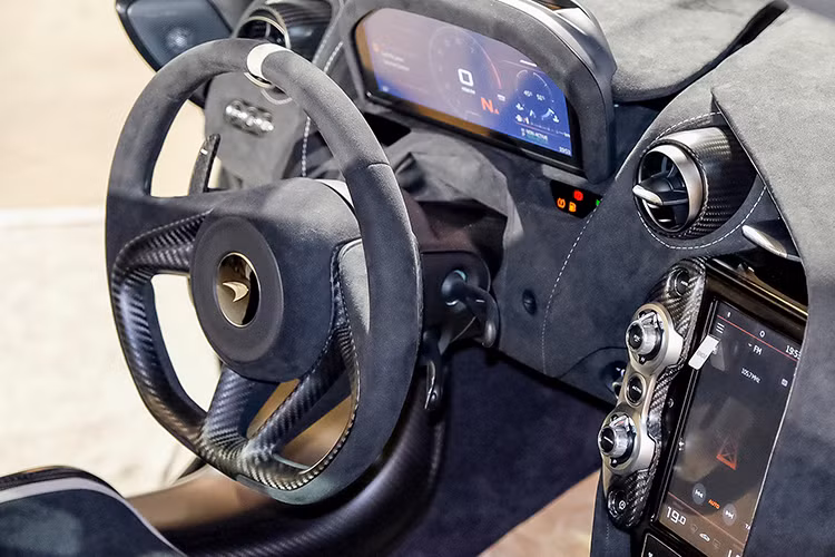 Trên chìa khóa xe McLaren 765LT Spider cũng sẽ được tích hợp thêm nút đóng hoặc mở mui, rất tiện lợi để khách hàng có thể trải nghiệm, ngay cả khi lăn bánh, chủ nhân của chiếc siêu xe mui trần McLaren 765LT Spider tại Việt Nam cũng có thể mở mui nhưng tốc độ phải dưới 50 km/h.