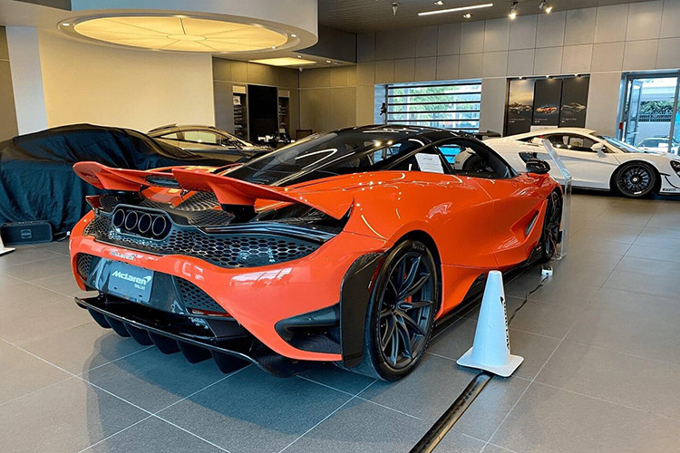 Đây hiện cũng là xe McLaren 765LT thứ 5 về nước nhưng là biến thể mui trần, khác biệt hoàn toàn so với 4 xe trước đó đều là bản Coupe. Ngoại thất của xe nhiều khả năng sẽ mang màu đỏ cam, mui xe chỉ mất chưa đến 11 giây là có thể đóng hoặc hạ mui.