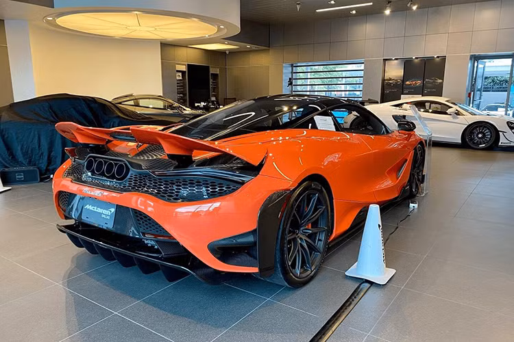 Đây hiện cũng là xe McLaren 765LT thứ 5 về nước nhưng là biến thể mui trần, khác biệt hoàn toàn so với 4 xe trước đó đều là bản Coupe. Ngoại thất của xe nhiều khả năng sẽ mang màu đỏ cam, mui xe chỉ mất chưa đến 11 giây là có thể đóng hoặc hạ mui.