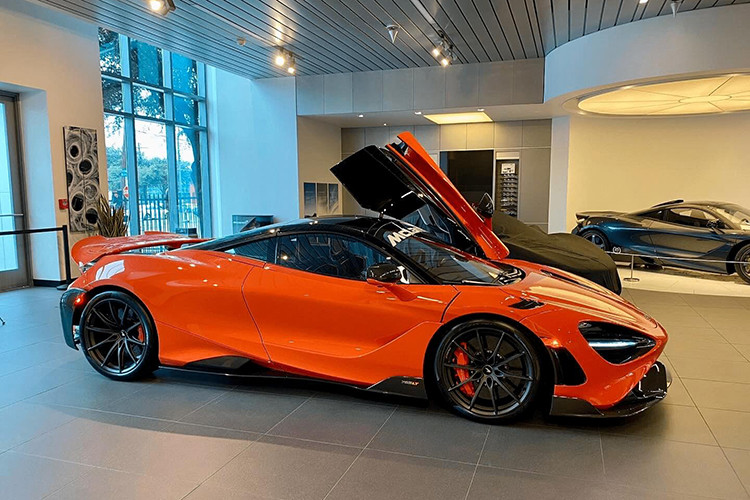 Hình ảnh hiếm hoi được chụp từ phía sau đuôi chiếc siêu xe McLaren cho thấy xe có đến tận 4 ống xả và phần mui là bản mui trần, vì thế, không quá khó để xác định đây là chiếc McLaren 765LT Spider đặc biệt, vốn chỉ được sản xuất giới hạn 765 chiếc trên toàn thế giới.