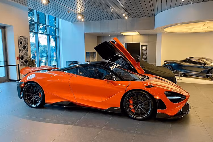 Hình ảnh hiếm hoi được chụp từ phía sau đuôi chiếc siêu xe McLaren cho thấy xe có đến tận 4 ống xả và phần mui là bản mui trần, vì thế, không quá khó để xác định đây là chiếc McLaren 765LT Spider đặc biệt, vốn chỉ được sản xuất giới hạn 765 chiếc trên toàn thế giới.