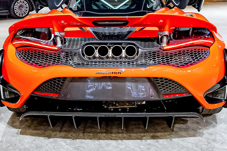 McLaren 765LT Spider vẫn đến từ khối động cơ V8, dung tích 4.0 lít, tăng áp kép như bản tiêu chuẩn nhưng được giảm tốc độ tối đa, tăng công suất, cụ thể siêu xe mui trần giới hạn McLaren 765LT Spider lại sản sinh công suất tối đa 755 mã lực, tăng 45 mã lực so với 720S Spider tại vòng tua máy 7.500 vòng/phút và mô-men xoắn cực đại 800 Nm tại tua máy 5.500 vòng/phút.