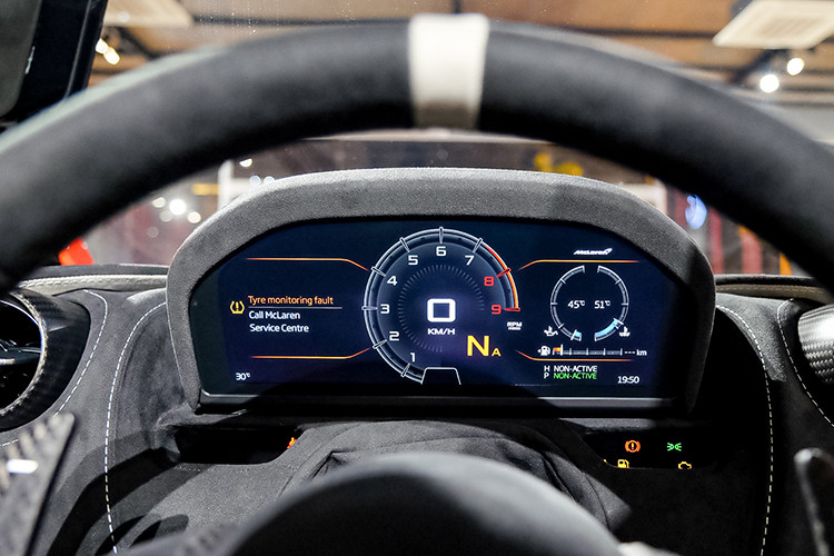 Dù chứa thêm bộ mui xếp cứng, McLaren 765LT Spider chỉ nặng hơn 50 kg so với bản Coupe nhưng lại giảm cân đến 80 kg so với McLaren 720S Spider. Khoang lái McLaren 765LT Spider có 1 vài dấu hiệu nhận biết như huy hiệu có đánh số thứ tự cụ thể trên bậc cửa hay điểm nhấn là khoảng trống phía sau 2 ghế ngồi sẽ có một lỗ được mở ra và đặt tấm kính trong suốt để chủ nhân có thể nhìn được trái tim của xe.