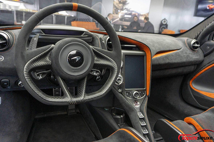 So với bản tiêu chuẩn, McLaren 765LT Spider có cản va trước và sau thiết kế lại, sẽ bằng nhựa cao cấp sơn đen hoặc là tùy chọn carbon, bên hông xe có thêm các điểm nhấn như vòm bánh xe tích hợp khe gió bằng carbon, nẹp sườn mới và bộ mâm xe có khắc logo 765LT.