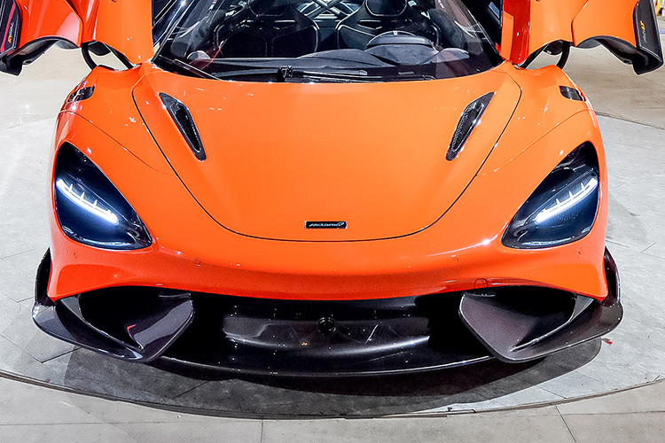 Như vậy, ngay những ngày đầu tiên của tháng cuối cùng trong Quý I năm 2023, giới mê xe trong nước đã đón nhận tin vui khi hình ảnh một chiếc siêu xe mui trần McLaren 765LT Spider đã được chia sẻ lên mạng xã hội cho thấy xe đã có mặt tại garage xe ở Hà Nội, nhiều khả năng đã có chủ nhân đặt mua.