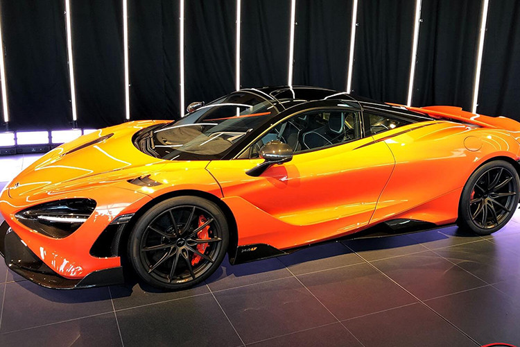 Xe tăng tốc từ vị trí xuất phát lên 100 km/h chỉ trong thời gian 2,8 giây, tương đương bản tiêu chuẩn nhưng chỉ đạt vận tốc tối đa 330 km/h, thua con số 341 km/h của McLaren 720S Spider.