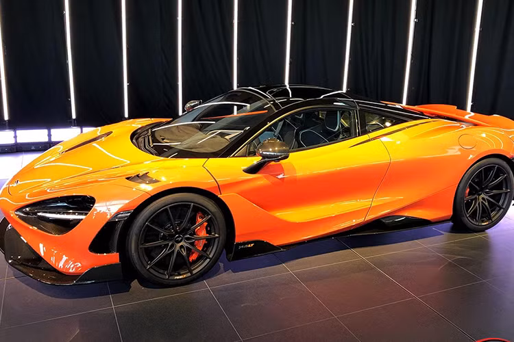 Xe tăng tốc từ vị trí xuất phát lên 100 km/h chỉ trong thời gian 2,8 giây, tương đương bản tiêu chuẩn nhưng chỉ đạt vận tốc tối đa 330 km/h, thua con số 341 km/h của McLaren 720S Spider.