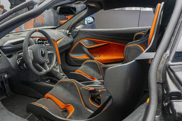 Đuôi xe sẽ có nhiều điểm nhấn như cánh gió đuôi được nâng cao hơn, các khe gió cũng như ốp hông mới nhưng quan trọng nhất vẫn là trang bị 4 ống xả rất hầm hố, nhiều hơn 2 khẩu pháo so với McLaren 720S Spider. Tương tự như xe McLaren 720S Spider, siêu xe mui trần McLaren 765LT Spider cũng có tốc độ mở mui nhanh nhất thế giới khi chỉ mất 11 giây.