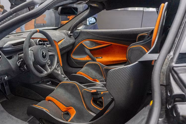 Đuôi xe sẽ có nhiều điểm nhấn như cánh gió đuôi được nâng cao hơn, các khe gió cũng như ốp hông mới nhưng quan trọng nhất vẫn là trang bị 4 ống xả rất hầm hố, nhiều hơn 2 khẩu pháo so với McLaren 720S Spider. Tương tự như xe McLaren 720S Spider, siêu xe mui trần McLaren 765LT Spider cũng có tốc độ mở mui nhanh nhất thế giới khi chỉ mất 11 giây.