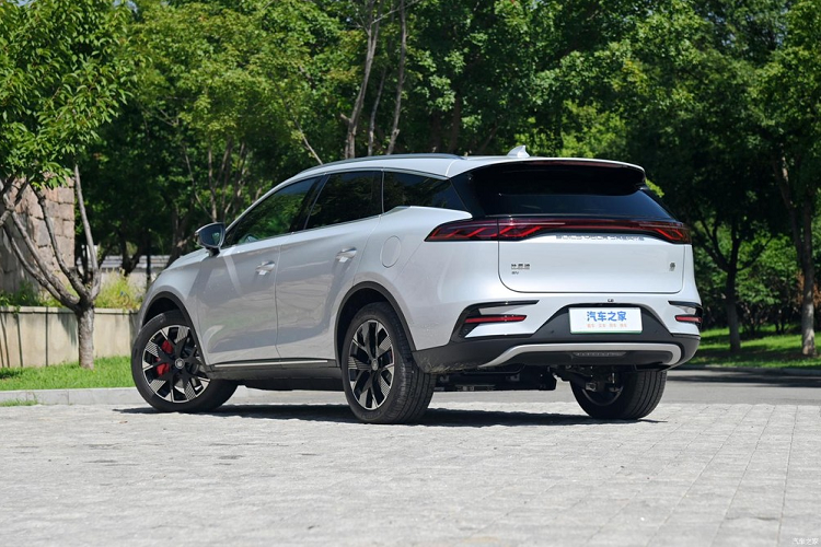 Tang là sản phẩm chủ lực trong dòng sản phẩm của hãng xe BYD, chiếc xe mới được chế tạo dựa trên ngôn ngữ thiết kế thẩm mỹ Longyan và tổng thể diện mạo có hiệu suất tương đối tốt. Nói về những thay đổi, BYD Tang 2023 có các màu xe mới, trong số đó, màu trắng tráng men bạc được lấy cảm hứng từ các lò nung chính thức của nhà Đường, thể hiện khí chất của Trung Quốc.