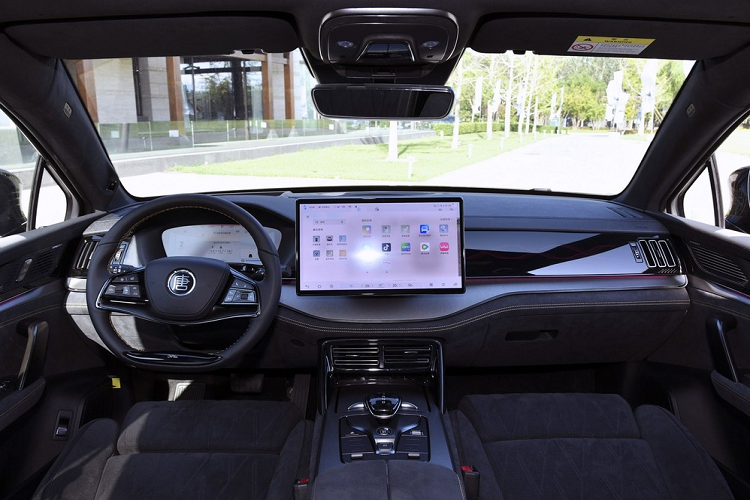 Về nội thất, chiếc xe SUV BYD Tang 2023 đã bổ sung thêm tông màu xám củ sen mới (phiên bản 7 chỗ), lấy cảm hứng từ màu sắc phổ biến của thời nhà Đường, nửa mùa thu bằng lụa củ sen, tạo cảm giác ấm áp và êm đềm cho thị giác. Đồng thời, nội thất của xe BYD Tang 2023 được bổ sung thêm diện tích bọc da mềm lớn hơn cũng như bảng điều khiển kỹ thuật số nút thắt của Trung Quốc, mô-đun kháng khuẩn và các cấu hình khác, giúp khoang lái trở nên cao cấp hơn.