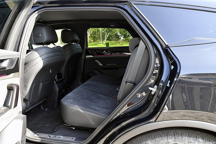 Ở sức mạnh, mẫu xe SUV BYD Tang EV Champion Edition có phạm vi hoạt động thuần điện lên tới 730 km. Xe được trang bị bộ sạc nhanh DC tăng cường an toàn tối đa 170kW. Quá trình sạc mất 10 phút và thời lượng pin có thể tăng lên tới 173 km. Còn BYD Tang DM-p Champion Edition/Zhanshen Edition có thể đáp ứng nhu cầu của người dùng trong mọi tình huống.