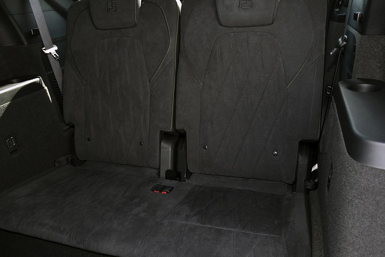 Tất nhiên, mẫu xe hàng đầu này cũng sẽ tiếp tục có cấu hình cao nhất quán, mang đến hệ thống hẹn hò trực tuyến thông minh DiLink (5G), âm thanh Dynaudio tùy chỉnh cấp độ HiFi 12 loa, hỗ trợ lái xe tự động cấp độ L2+, đèn xung quanh 31 màu, điều hòa không khí Vi khuẩn, giảm xóc biến thiên FSD và hệ thống treo hợp kim nhôm, sạc nhanh không dây cho điện thoại di động 50W, kẹp phanh bốn pít-tông China Red (phía trước), sưởi vô lăng, cốp điện và các chức năng khác.