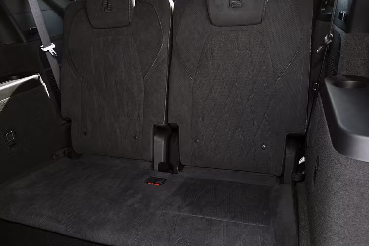 Tất nhiên, mẫu xe hàng đầu này cũng sẽ tiếp tục có cấu hình cao nhất quán, mang đến hệ thống hẹn hò trực tuyến thông minh DiLink (5G), âm thanh Dynaudio tùy chỉnh cấp độ HiFi 12 loa, hỗ trợ lái xe tự động cấp độ L2+, đèn xung quanh 31 màu, điều hòa không khí Vi khuẩn, giảm xóc biến thiên FSD và hệ thống treo hợp kim nhôm, sạc nhanh không dây cho điện thoại di động 50W, kẹp phanh bốn pít-tông China Red (phía trước), sưởi vô lăng, cốp điện và các chức năng khác.