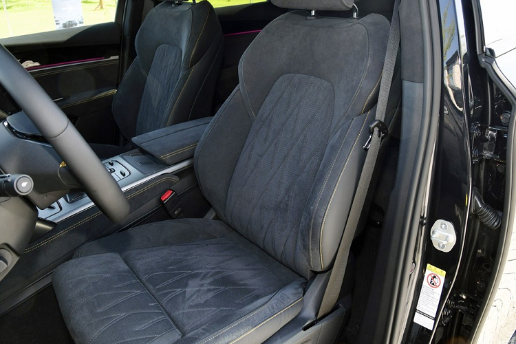 Ngoài ra, nhằm đáp ứng nhu cầu đi lại của nhiều đối tượng người dùng trong gia đình, BYD Tang 2023 vẫn cung cấp số chỗ ngồi 6/7, trong đó ghế chính và ghế phụ đều thông gió và sưởi, chỉnh điện, có chức năng chào đón người lái. Một phiên bản 6 chỗ cỡ lớn đã được bổ sung hệ thống thông gió thoát khí, sưởi ấm, massage 10 điểm và các cấu hình tiện nghi khác.