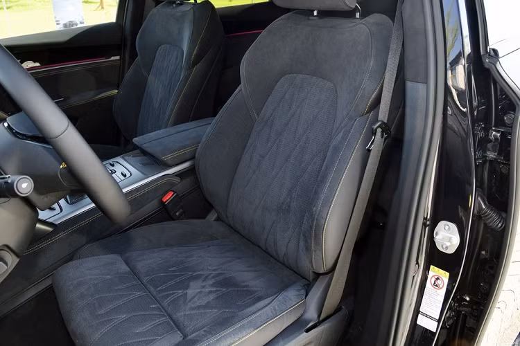 Ngoài ra, nhằm đáp ứng nhu cầu đi lại của nhiều đối tượng người dùng trong gia đình, BYD Tang 2023 vẫn cung cấp số chỗ ngồi 6/7, trong đó ghế chính và ghế phụ đều thông gió và sưởi, chỉnh điện, có chức năng chào đón người lái. Một phiên bản 6 chỗ cỡ lớn đã được bổ sung hệ thống thông gió thoát khí, sưởi ấm, massage 10 điểm và các cấu hình tiện nghi khác.