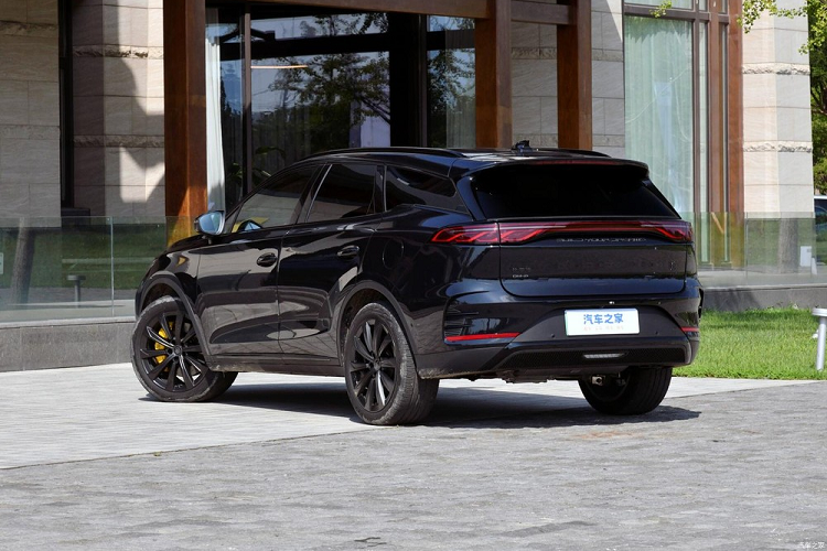 Về các cấu hình khác, xe có chìa khóa kỹ thuật số toàn cảnh có thể cung cấp nhiều phương pháp mở khóa xe khác nhau, đặc biệt là chìa khóa ô tô NFC di động, tương thích với iPhone, Apple Watch và các thiết bị Android, giúp người dùng thuận tiện sử dụng.