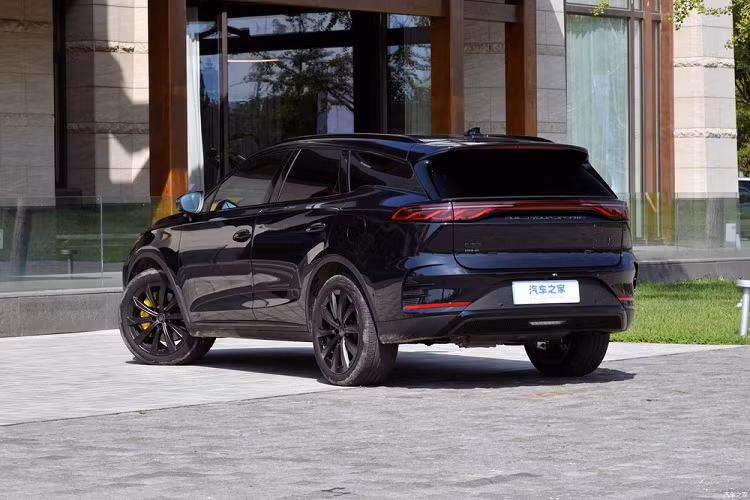 Về các cấu hình khác, xe có chìa khóa kỹ thuật số toàn cảnh có thể cung cấp nhiều phương pháp mở khóa xe khác nhau, đặc biệt là chìa khóa ô tô NFC di động, tương thích với iPhone, Apple Watch và các thiết bị Android, giúp người dùng thuận tiện sử dụng.