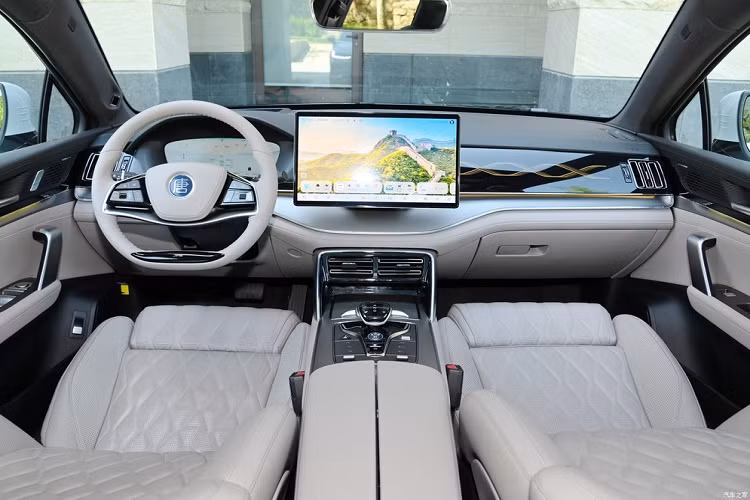 Đồng thời, BYD Tang EV Champion Edition, BYD Tang DM-p Champion Edition/God of War Edition mới được bổ sung thêm đèn hậu LED kiểu thắt nút xuyên thấu, thể hiện kết cấu cao cấp của văn hóa Trung Quốc. Ngoài ra, BYD Tang 2023 còn sở hữu bộ la-zăng kiểu mới, kích thước vẫn là 20 inch và 21 inch, nhờ đó, giúp cải thiện hiệu ứng hình ảnh tổng thể.