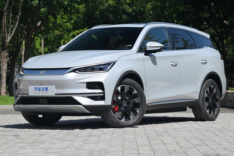 Việc mang đến thêm 3 màu mới cho BYD Tang, cũng giúp mẫu xe này cạnh tranh tốt hơn với các đối thủ. Ngoài ra, mẫu xe SUV BYD Tang 2023 cũng sẽ được trang bị hệ thống kiểm soát thân xe giảm xóc thông minh Yunren-C và công nghệ kiểm soát tiện nghi CCT, nhờ đó mà trải nghiệm lái tổng thể và sự thoải mái khi lái xe chắc chắn sẽ được cải thiện.