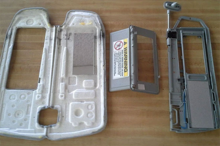 Bên trong tấm chắn nắng một chiếc Mercedes-Benz C-Class đời W204 là vật liệu nhựa và xốp. Nhựa là loại cao cấp còn tấm xốp được cắt tinh xảo. Mercedes-Benz thiết kế rất cẩn thận với các lẫy để gắn gương và đi dây diện vào đèn của gương. Ốp bằng xốp cũng được cắt rãnh tỉ mỉ để khớp với tấm nhựa.